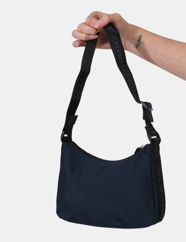 Borsa Tommy Hilfiger Blu - Borsa a tracolla di piccole dimensioni in tessuto ed in total blu navy. La bag si compone di unic