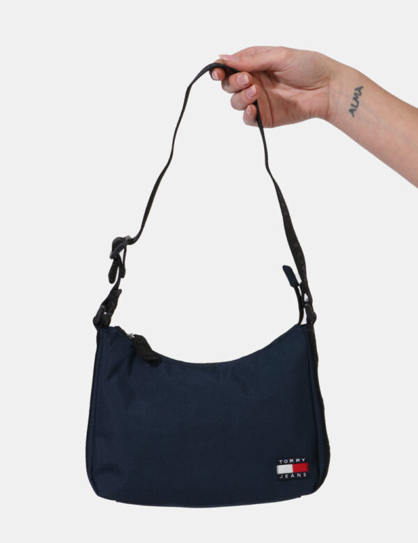 Borsa Tommy Hilfiger Blu - Borsa a tracolla di piccole dimensioni in tessuto ed in total blu navy. La bag si compone di unic