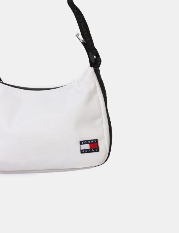 Borsa Tommy Hilfiger Bianco - Borsa a tracolla di piccole dimensioni in tessuto ed in total bianco. La bag si compone di uni