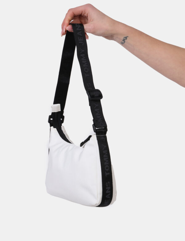 Borsa Tommy Hilfiger Bianco - Borsa a tracolla di piccole dimensioni in tessuto ed in total bianco. La bag si compone di uni