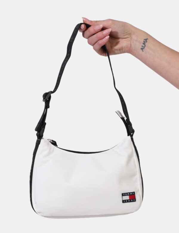 Borsa Tommy Hilfiger Bianco - Borsa a tracolla di piccole dimensioni in tessuto ed in total bianco. La bag si compone di uni