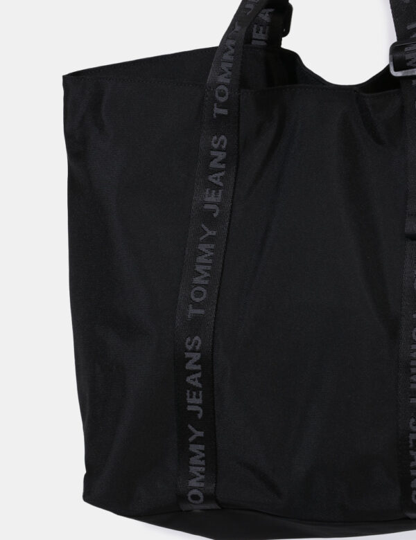 Borsa Tommy Hilfiger Nero - Shopper bag in tessuto ed in total nero. L'interno si presenta capiente con chiusura a bottone p
