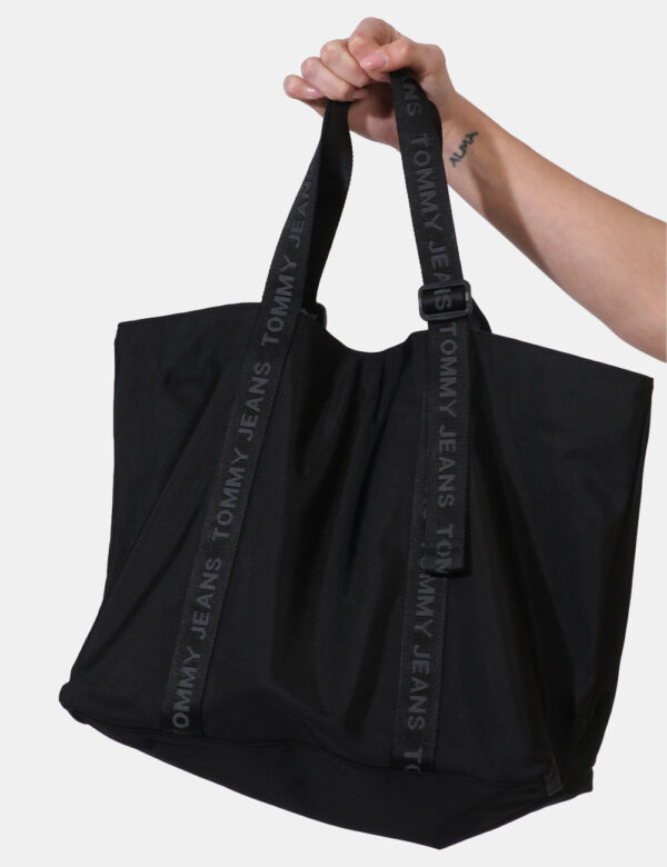 Borsa Tommy Hilfiger Nero - Shopper bag in tessuto ed in total nero. L'interno si presenta capiente con chiusura a bottone p