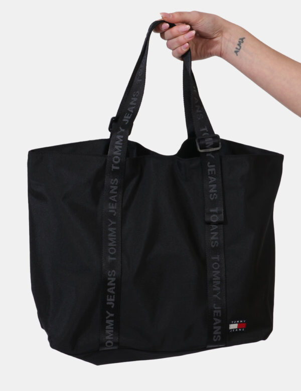 Borsa Tommy Hilfiger Nero - Shopper bag in tessuto ed in total nero. L'interno si presenta capiente con chiusura a bottone p