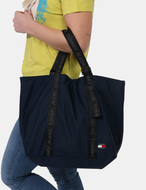 Borsa Tommy Hilfiger Blu - Shopper bag in tessuto ed in total blu navy. L'interno si presenta capiente con chiusura a botton