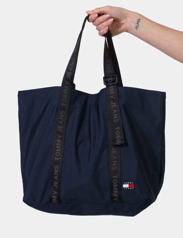 Borsa Tommy Hilfiger Blu - Shopper bag in tessuto ed in total blu navy. L'interno si presenta capiente con chiusura a botton