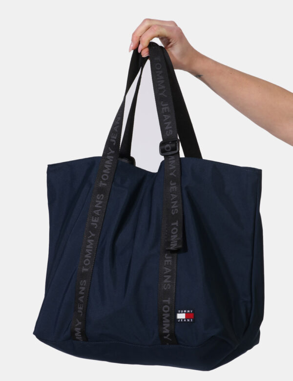 Borsa Tommy Hilfiger Blu - Shopper bag in tessuto ed in total blu navy. L'interno si presenta capiente con chiusura a botton