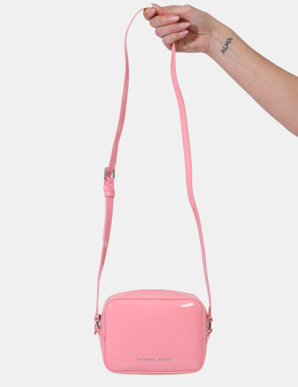 Borsa Tommy Hilfiger Rosa - Borsa a tracolla di piccole dimensioni in total rosa pesca in vernice. La bag si compone di unic