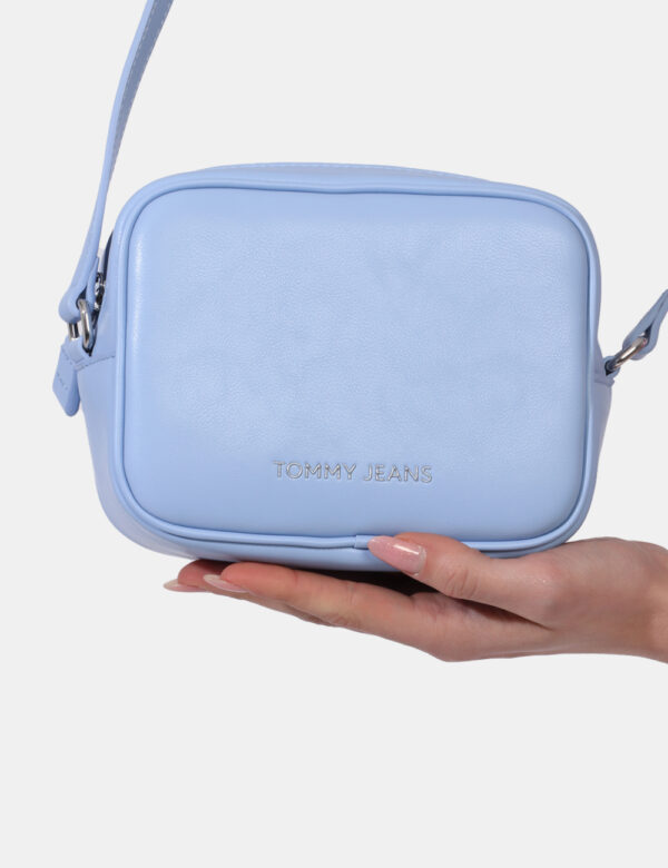 Borsa Tommy Hilfiger Azzurro - Borsa a tracolla di piccole dimensioni in total azzurro chiaro. La bag si compone di unico sc