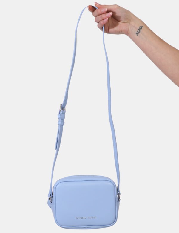 Borsa Tommy Hilfiger Azzurro - Borsa a tracolla di piccole dimensioni in total azzurro chiaro. La bag si compone di unico sc