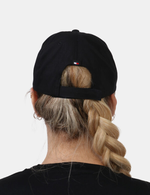 Cappello Tommy Hilfiger Nero - Cappello modello baseball in total nero con logo brand ricamato in bianco. La vestibilità è m