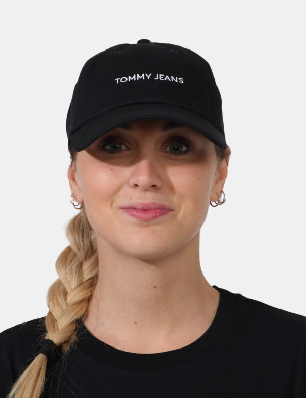 Cappello Tommy Hilfiger Nero - Cappello modello baseball in total nero con logo brand ricamato in bianco. La vestibilità è m
