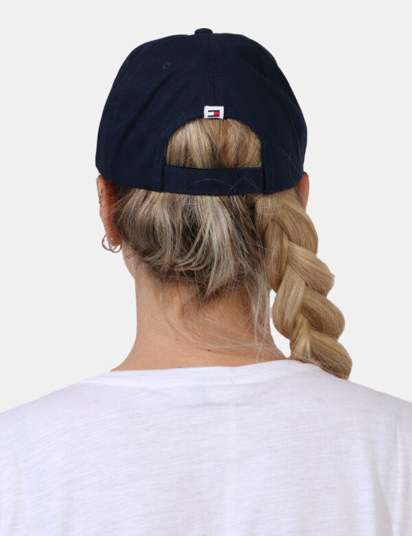 Cappello Tommy Hilfiger Blu - Cappello modello baseball in total blu navy con logo brand ricamato in bianco. La vestibilità