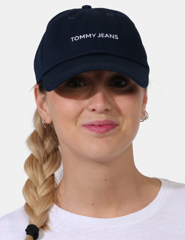 Cappello Tommy Hilfiger Blu - Cappello modello baseball in total blu navy con logo brand ricamato in bianco. La vestibilità