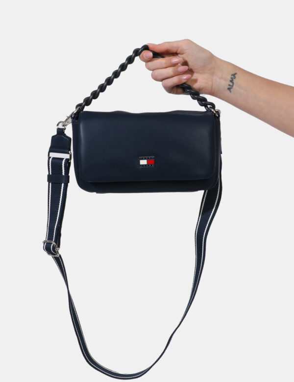 Borsa Tommy Hilfiger Blu - Borsa a tracolla di piccole dimensioni in total blu navy. La bag si compone di unico scompartimen