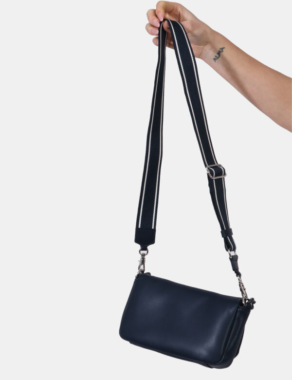 Borsa Tommy Hilfiger Blu - Borsa a tracolla di piccole dimensioni in total blu navy. La bag si compone di unico scompartimen