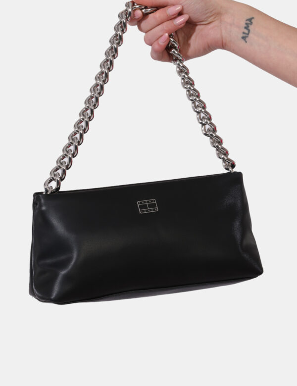 Borsa Tommy Hilfiger Nero - Borsa a mano modello pochette in total nero con logo brand argentato. L'interno è composto da un