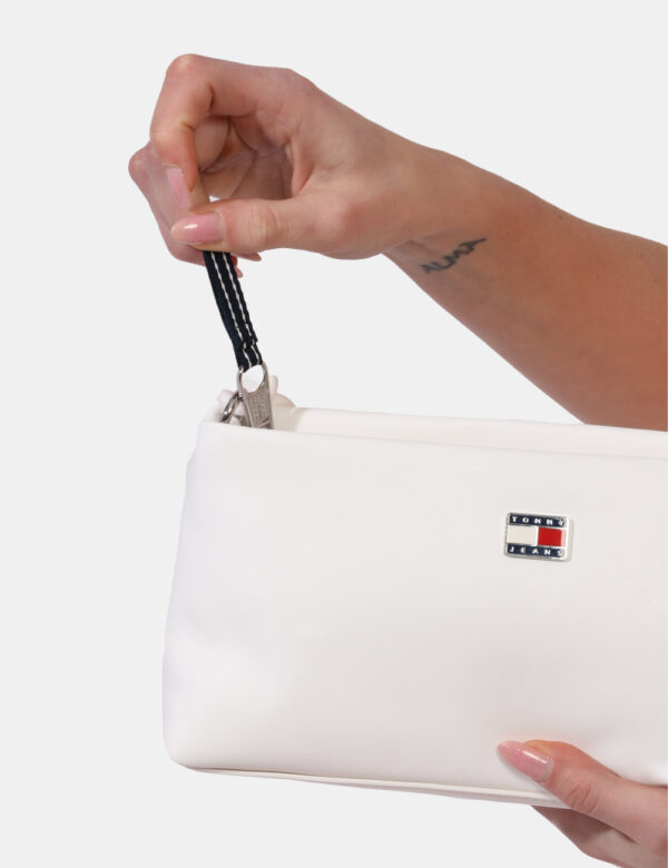 Borsa Tommy Hilfiger Bianco - Borsa a mano modello pochette in total bianco con logo brand argentato. L'interno è composto d