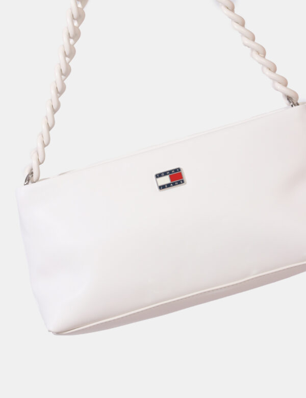 Borsa Tommy Hilfiger Bianco - Borsa a mano modello pochette in total bianco con logo brand argentato. L'interno è composto d