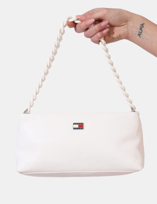 Borsa Tommy Hilfiger Bianco - Borsa a mano modello pochette in total bianco con logo brand argentato. L'interno è composto d