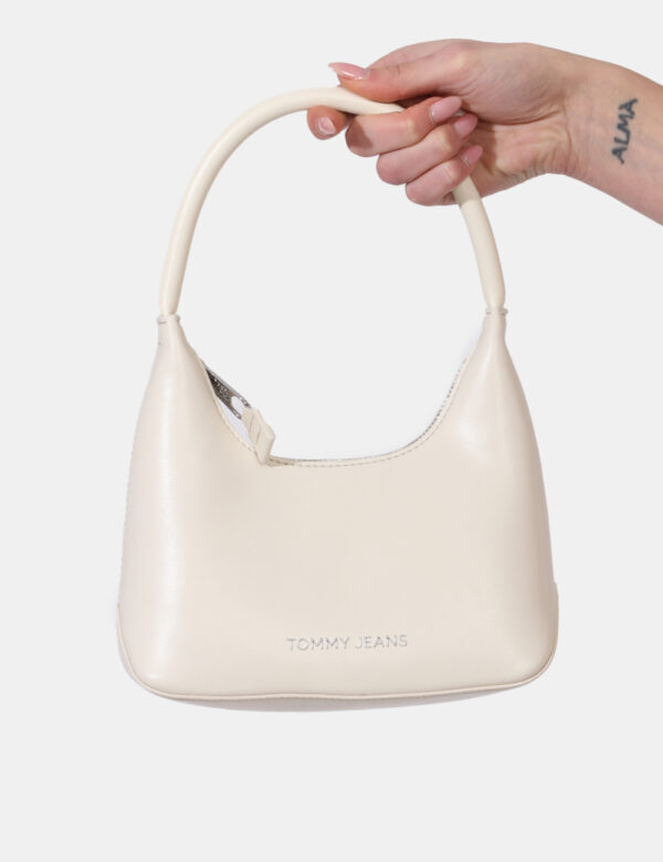 Borsa Tommy Hilfiger Beige - Borsa a mano di piccole dimensioni in total beige con logo brand argentato. L'interno è compost