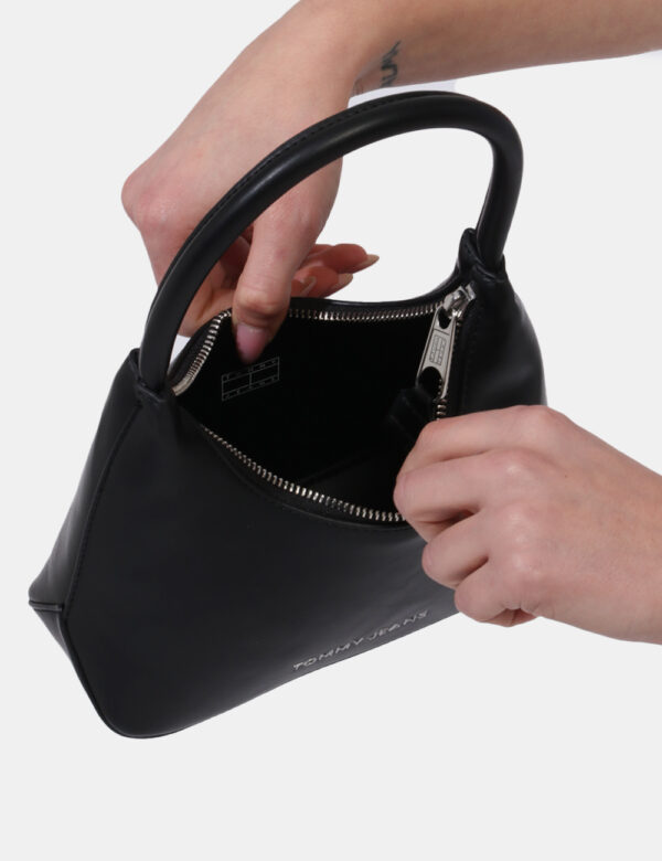 Borse Tommy Hilfiger Nero - Borsa a mano di piccole dimensioni in total nero con logo brand argentato. L'interno è composto