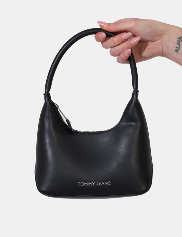 Borse Tommy Hilfiger Nero - Borsa a mano di piccole dimensioni in total nero con logo brand argentato. L'interno è composto