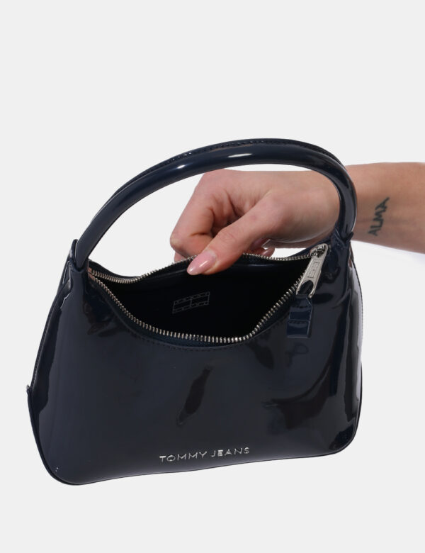 Borse Tommy Hilfiger Blu - Borsa a mano di piccole dimensioni in total blu navy in vernice con logo brand argentato. L'inter