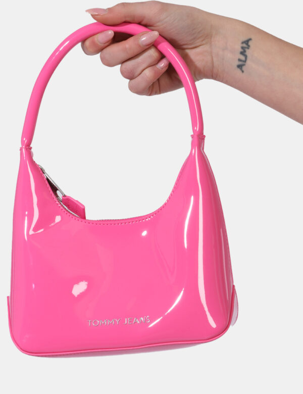 Borse Tommy Hilfiger Fucsia - Borsa a mano di piccole dimensioni in total fucsia in vernice con logo brand argentato. L'inte