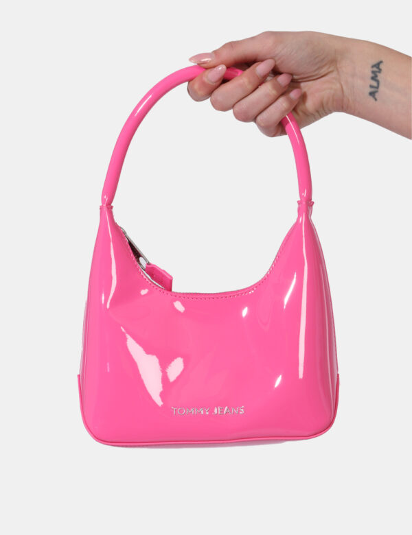 Borse Tommy Hilfiger Fucsia - Borsa a mano di piccole dimensioni in total fucsia in vernice con logo brand argentato. L'inte