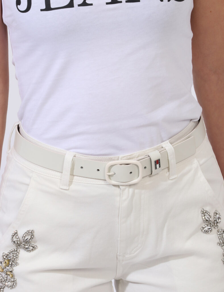 Cintura Tommy Hilfiger Bianco - Cintura in simil pelle ed in total bianco. Presente fibbia in metallo e logo brand. L'indoss