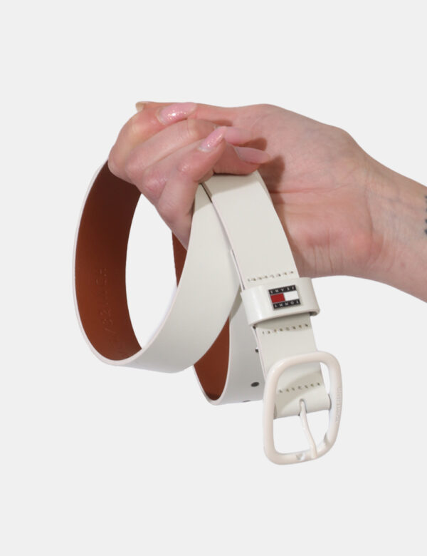 Cintura Tommy Hilfiger Bianco - Cintura in simil pelle ed in total bianco. Presente fibbia in metallo e logo brand. L'indoss