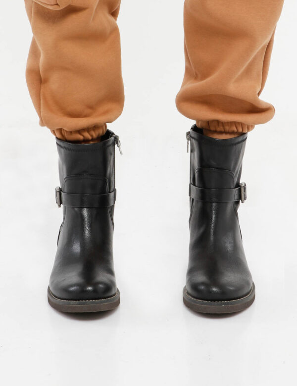 Stivale U.S. Polo Assn. con fibbia - Tomaia in similpelle e suola in gommaLa modella calza il numero 40 e la calzata è regol