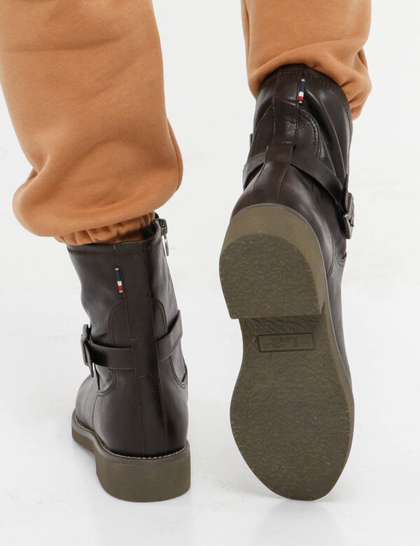 Stivale U.S. Polo Assn. con fibbia - Tomaia in similpelle e suola in gommaLa modella calza il numero 40 e la calzata è regol
