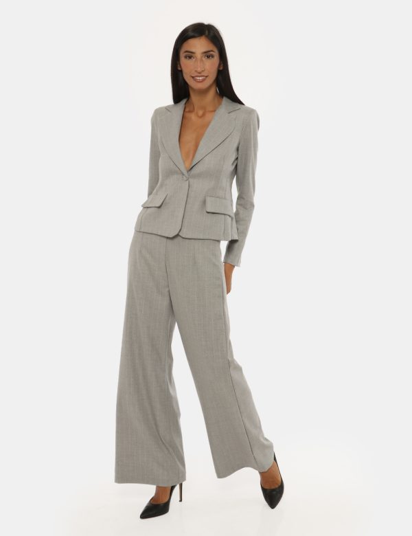 Pantalone Vougue grigio gessato - COMPOSIZIONE E VESTIBILITÀ:63% poliestere 34% viscosa 3% elastaneLa modella è alta 176 cm
