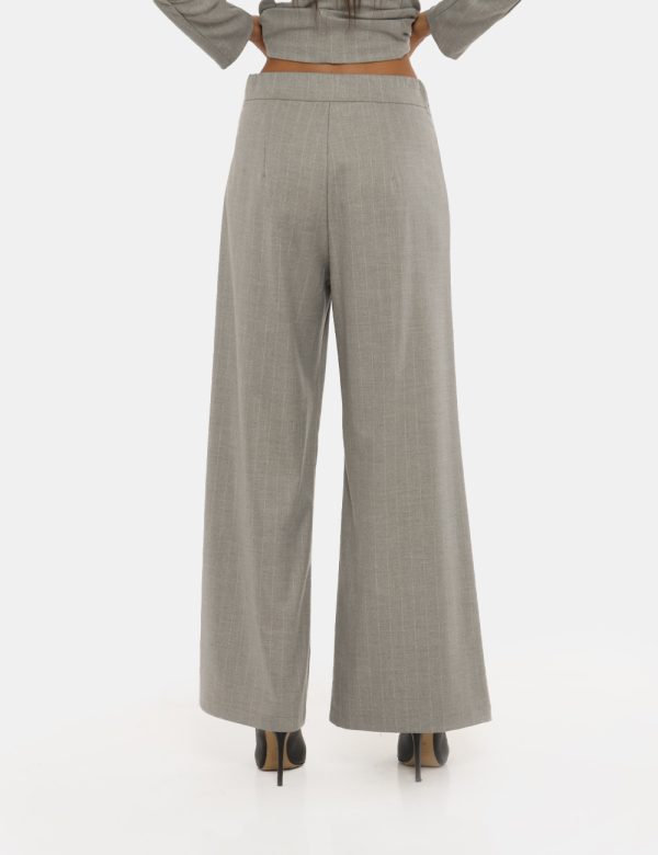 Pantalone Vougue grigio gessato - COMPOSIZIONE E VESTIBILITÀ:63% poliestere 34% viscosa 3% elastaneLa modella è alta 176 cm