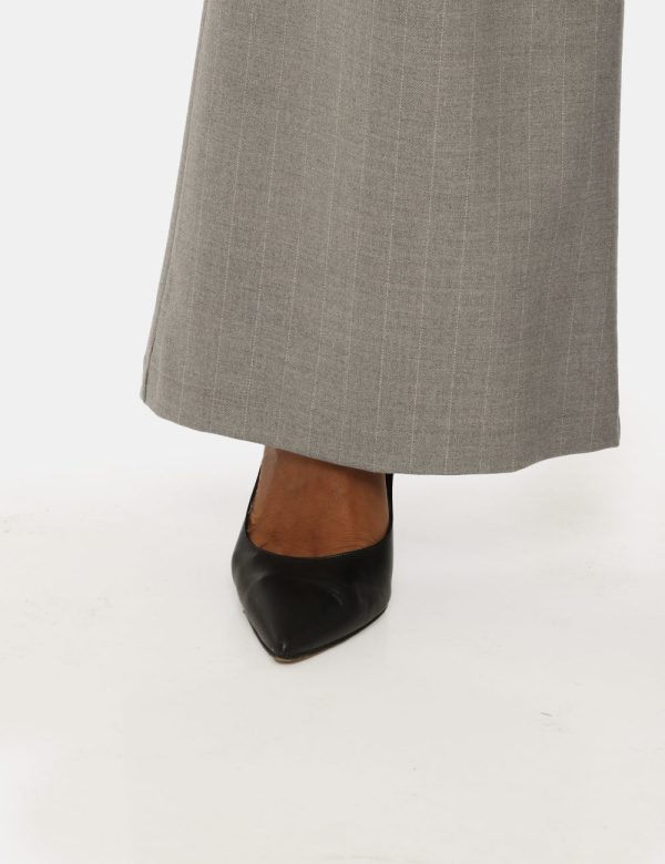 Pantalone Vougue grigio gessato - COMPOSIZIONE E VESTIBILITÀ:63% poliestere 34% viscosa 3% elastaneLa modella è alta 176 cm
