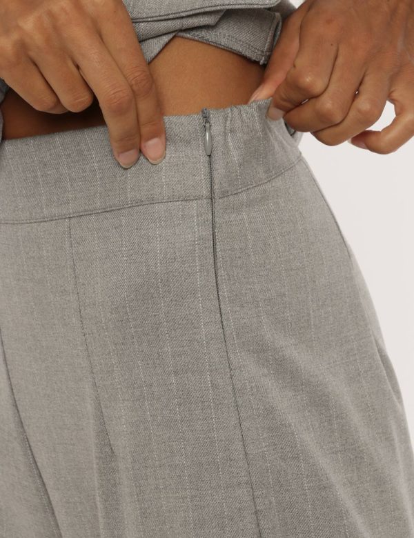 Pantalone Vougue grigio gessato - COMPOSIZIONE E VESTIBILITÀ:63% poliestere 34% viscosa 3% elastaneLa modella è alta 176 cm
