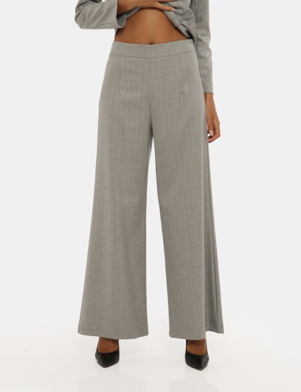 Pantalone Vougue grigio gessato - COMPOSIZIONE E VESTIBILITÀ:63% poliestere 34% viscosa 3% elastaneLa modella è alta 176 cm