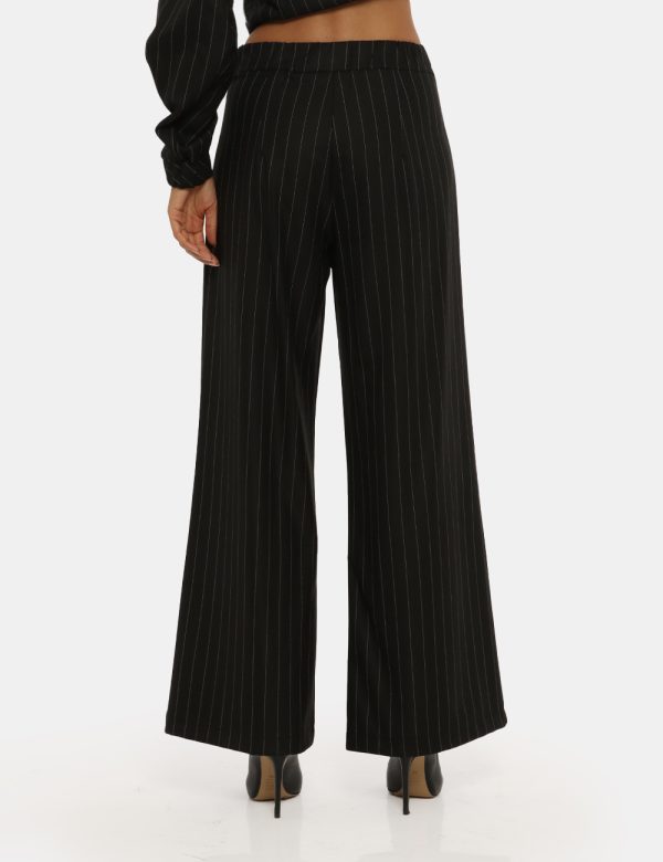 Pantalone Vougue nero gessato - COMPOSIZIONE E VESTIBILITÀ:63% poliestere 34% viscosa 3% elastaneLa modella è alta 176 cm e