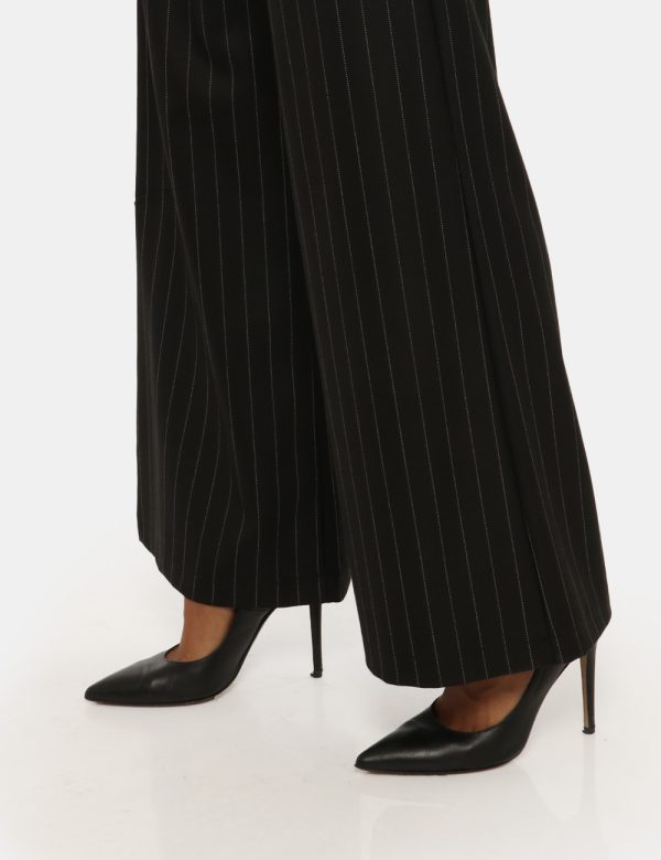 Pantalone Vougue nero gessato - COMPOSIZIONE E VESTIBILITÀ:63% poliestere 34% viscosa 3% elastaneLa modella è alta 176 cm e