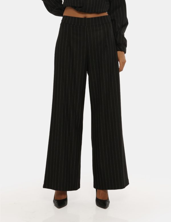 Pantalone Vougue nero gessato - COMPOSIZIONE E VESTIBILITÀ:63% poliestere 34% viscosa 3% elastaneLa modella è alta 176 cm e