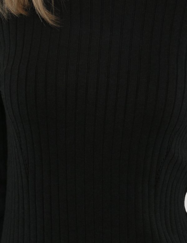 Vestito Pepe Jeans nero - COMPOSIZIONE E VESTIBILITÀ:53% viscosa 47% cotoneLa modella è alta 172 cm e indossa la taglia S. L