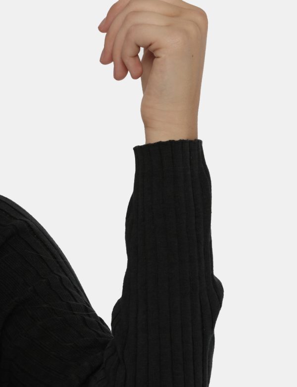 Vestito Pepe Jeans nero - COMPOSIZIONE E VESTIBILITÀ:53% viscosa 47% cotoneLa modella è alta 172 cm e indossa la taglia S. L