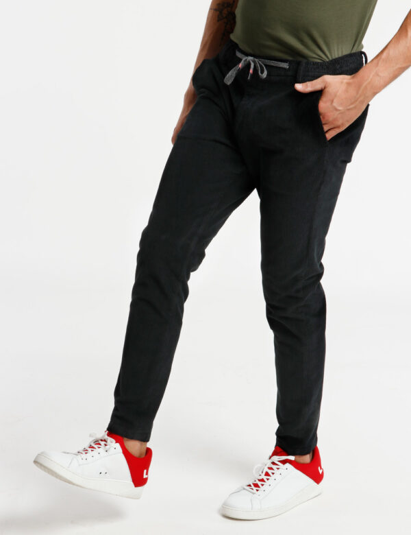 Pantalone Concept83 con coulisse - Il modello indossa una taglia 48 ed è alto 186 cm e la vestibilità è regolareScegli il c
