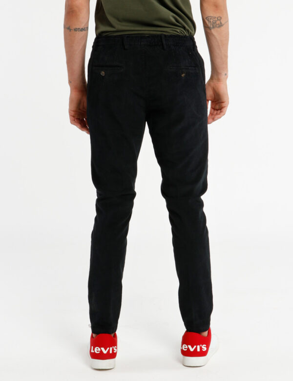 Pantalone Concept83 con coulisse - Il modello indossa una taglia 48 ed è alto 186 cm e la vestibilità è regolareScegli il c