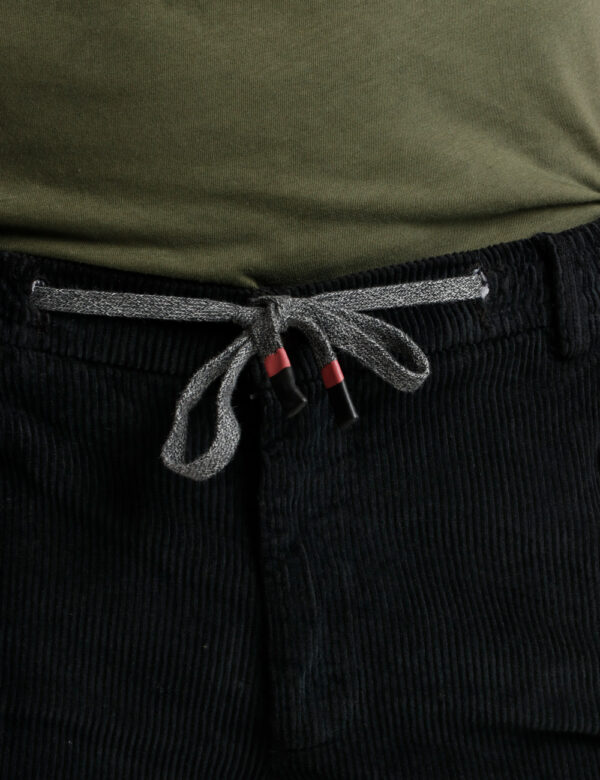 Pantalone Concept83 con coulisse - Il modello indossa una taglia 48 ed è alto 186 cm e la vestibilità è regolareScegli il c