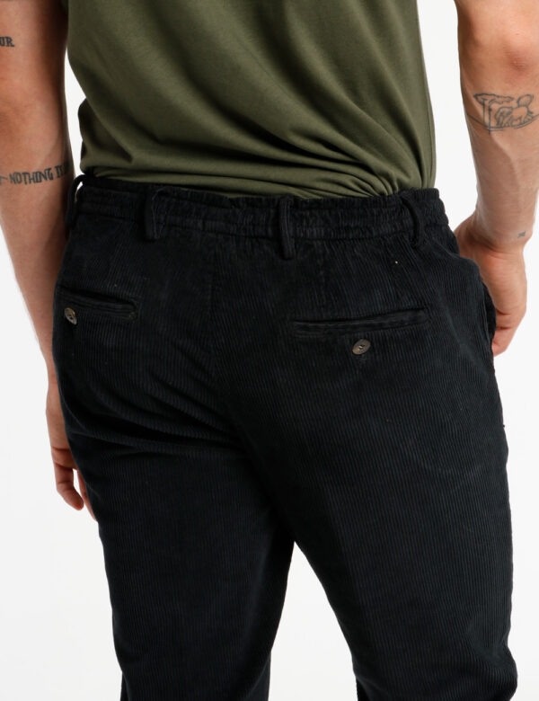 Pantalone Concept83 con coulisse - Il modello indossa una taglia 48 ed è alto 186 cm e la vestibilità è regolareScegli il c