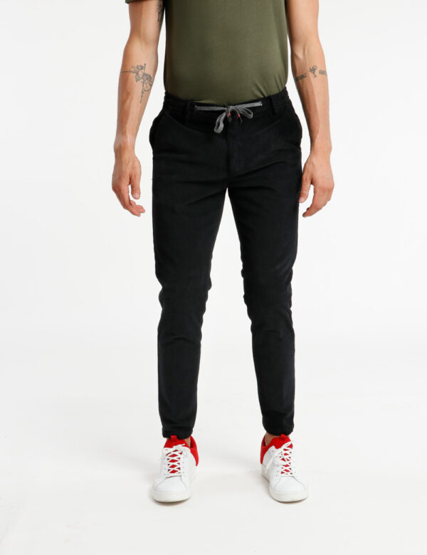Pantalone Concept83 con coulisse - Il modello indossa una taglia 48 ed è alto 186 cm e la vestibilità è regolareScegli il c