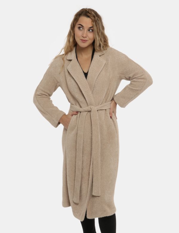 Cappotto Vougue beige cammello - COMPOSIZIONE E VESTIBILITÀ:100% poliestereLa modella è alta 170 cm e indossa la taglia S. L